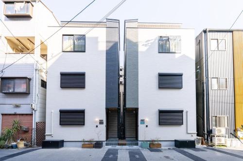 チャコール 難波中心部 プライベート新築戸建て 4寝室8ベッド バス3台 トイレ3台 広い屋上テラス