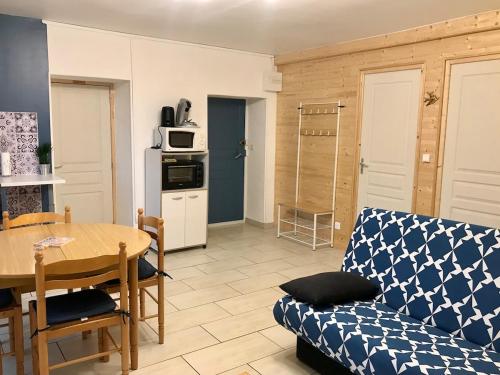 un salon avec un canapé et une table dans l'établissement T3 proche du Viaduc de Millau, à Saint-Georges-de-Luzençon