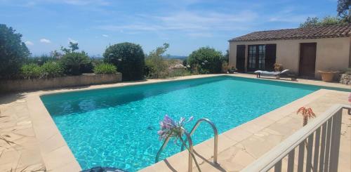 une piscine devant une maison dans l'établissement Le Belvedere, family home with pool, panoramic view, à Tourrettes-sur-Loup