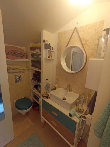 une petite salle de bain avec un lavabo et un miroir dans l'établissement Maison Pierrerue, à Pierrerue