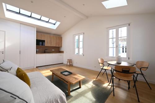 un salon avec un canapé et une table dans l'établissement 504 La suite caractère et élégance, à Ars-en-Ré