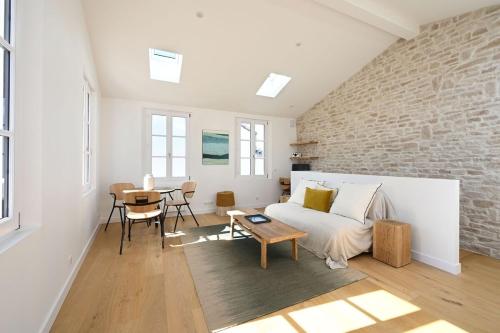 un salon avec un lit et une table dans l'établissement 504 La suite caractère et élégance, à Ars-en-Ré