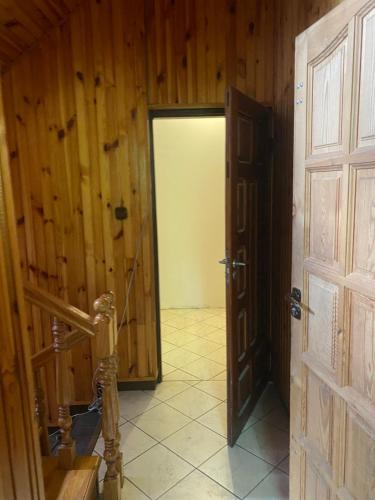 una porta aperta per una camera con corridoio di Fałata pokoje a Kobyłka