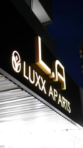 Sijil, anugerah, tanda atau dokumen lain yang dipamerkan di Luxx Aparts