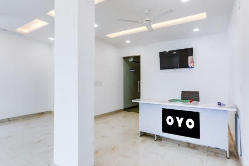 un ufficio con una scrivania con un'insegna ovosa di Hotel O The Grand Blue Hotel a Noida