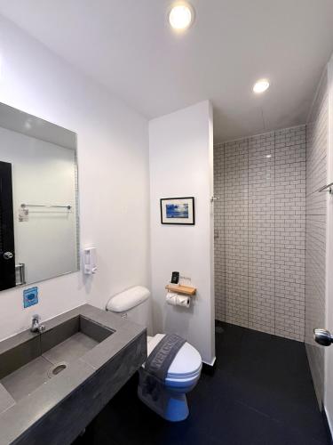 Bilik mandi di Ideo Phuket Hotel - Naiyang Beach