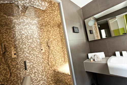 y baño con ducha y lavamanos. en Arthur Properties - Montfleury, en Cannes