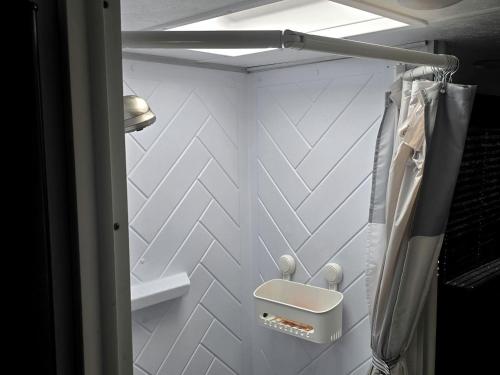 bagno con lavandino e parete bianca di Cozy Equipped Camper With Picnic Space, Pool and BBQ in Virginia a Diggs