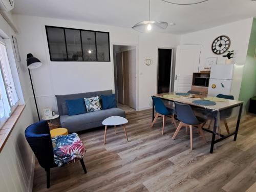 un salon avec un canapé, une table et des chaises dans l'établissement Appartement Calme et idéalement situé, à Port-Vendres