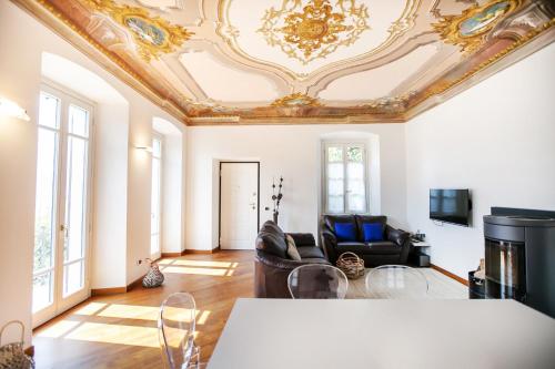 un salon avec un plafond à caissons et un canapé dans l'établissement Appartamento in Villa Fioravante by Wonderful Italy, à Moltrasio