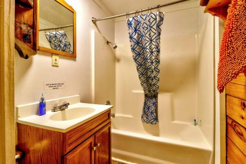 صورة لـ Romantic Log Cabin in Wooded Setting near Cherokee, North Carolina في شيرروكي