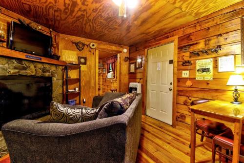 صورة لـ Romantic Log Cabin in Wooded Setting near Cherokee, North Carolina في شيرروكي