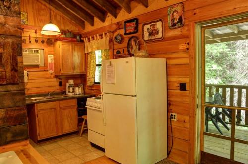صورة لـ Secluded Log Cabin for a Romantic Getaway near Maggie Valley, North Carolina في شيرروكي