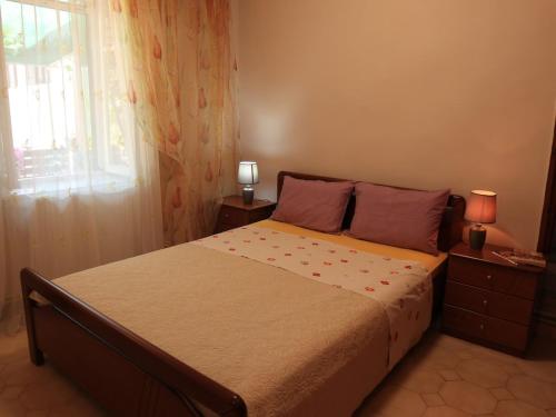 Stathis & Maria's Traditional House في Katokhórion: غرفة نوم بها سرير ونافذة