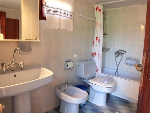 Stathis & Maria's Traditional House في Katokhórion: حمام مع حوض ومرحاض وحوض استحمام