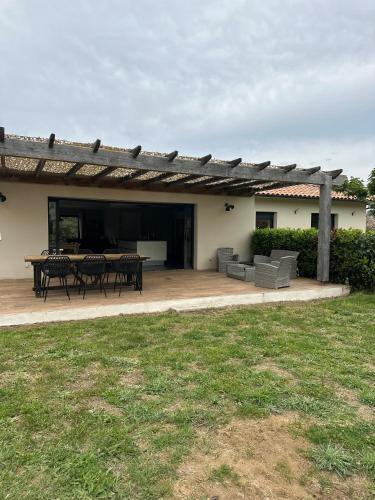 un patio avec une table et des chaises sur un patio dans l'établissement Villa U Sole, à Oletta