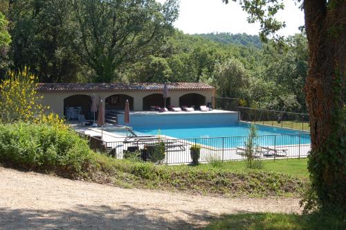 une maison avec une piscine dans une cour dans l'établissement Domaine de Coulon, à Issirac