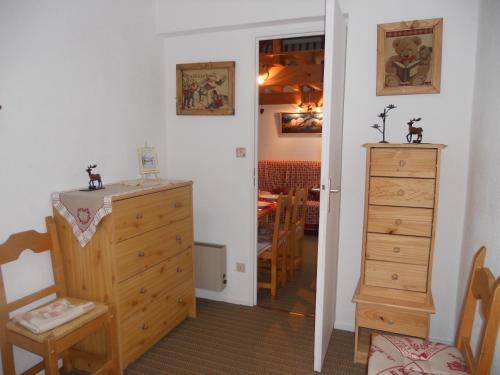 une chambre avec une commode et une chambre avec une table dans l'établissement Appartement Balcon piscine tennis vue Montagne, à Saint-Gervais-les-Bains