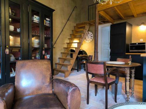 un salon avec un canapé et une table dans l'établissement Appartement Superbe 2 personnes Coeur de ville l'Isle sur Sorgue, à LʼIsle-sur-la-Sorgue