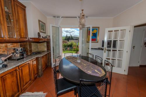 a kitchen with a table and chairs in a room at Villa Ninfea Lux Tavullia, Jacuzzi, Garden, Wifi, Ac in Tavullia