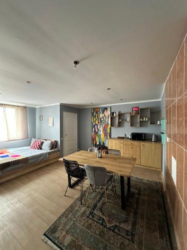 kuchnia i salon ze stołem i łóżkiem w obiekcie Cottage Walteri w mieście Tetele