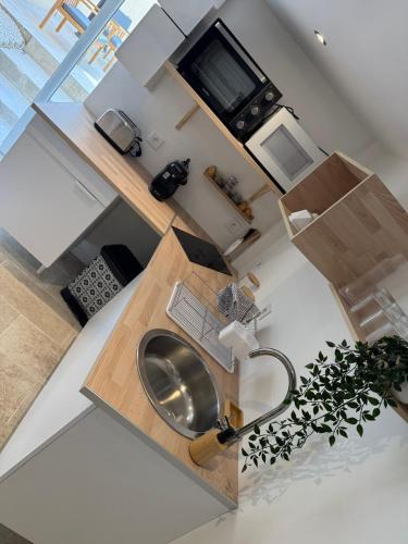 une vue aérienne d'une salle de bain avec un lavabo dans l'établissement Désirs d'une nuit - La détente, à Cagny