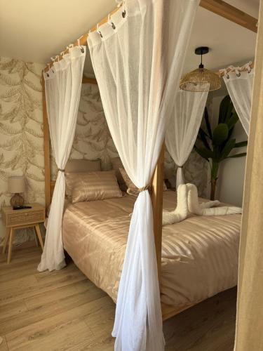 - une chambre avec 2 lits et des rideaux blancs dans l'établissement Désirs d'une nuit - La détente, à Cagny