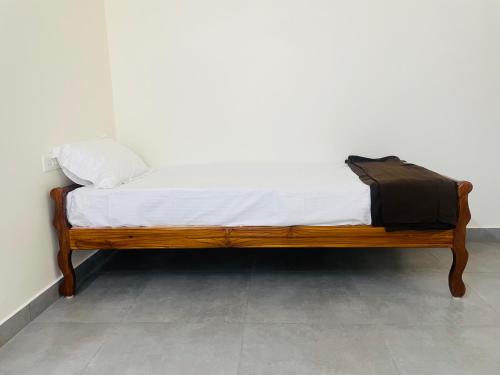 Una cama o camas en una habitación de Yogi Ram Guest House