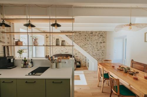Η κουζίνα ή μικρή κουζίνα στο Maison lumineuse moderne entièrement renovée