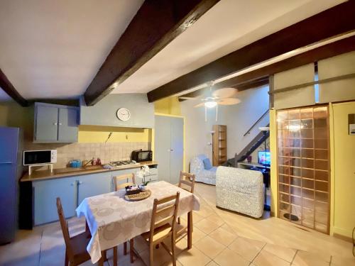 une cuisine et une salle à manger avec une table et des chaises dans l'établissement Canolle Charme Climatisé 1mn du port by LaConciergerie13, à La Ciotat