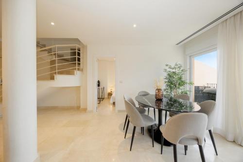 Posezení v ubytování Penthouse with sea views in Nueva Andalucía