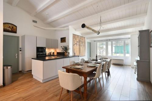 une cuisine et une salle à manger avec une table et des chaises dans l'établissement 803 Les Tamaris Conviviality, à Saint-Clément-des-Baleines