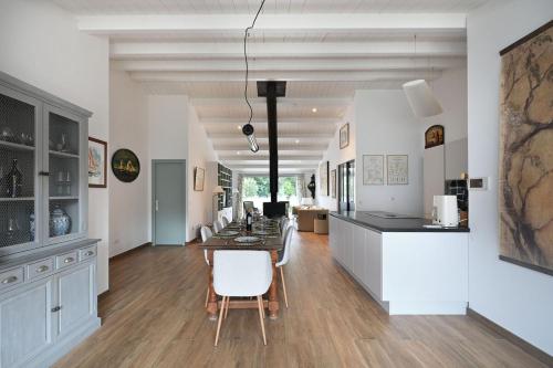 une cuisine et un salon avec une table et des chaises dans l'établissement 803 Les Tamaris Conviviality, à Saint-Clément-des-Baleines
