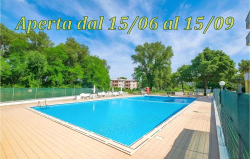 Una gran piscina con agua azul en un patio. en Charme by the Sea, Comacchio, en Lido delle Nazioni