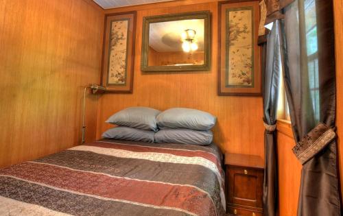 ein kleines Zimmer mit einem kleinen Bett auf einem Boot in der Unterkunft Tiny House for Two with Outdoor Tub near Great Smoky Mountains in Cherokee, North Carolina in Cherokee