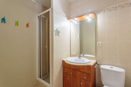une salle de bain avec toilettes, lavabo et douche dans l'établissement Biantenia B23 Appartement avec balcon et parking sur les hauteurs, à Hendaye