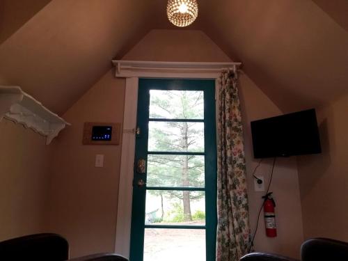 TV a/nebo společenská místnost v ubytování Idyllic Tiny House with a Chiminea Ideal for Weekend Getaways from Boston