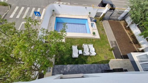 an overhead view of a yard with a swimming pool at Casa Damian DROBETA in Drobeta-Turnu Severin