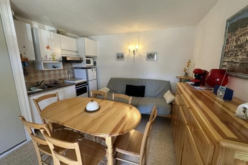 - une cuisine et une table dans une petite pièce dans l'établissement Cosy apartment with balcony ideally located, au Grau-du-Roi
