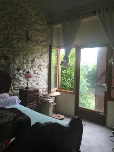 Ένα ή περισσότερα κρεβάτια σε δωμάτιο στο beautiful arched stone apartment 1 bd