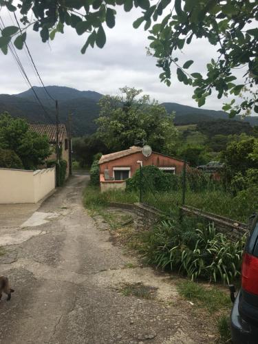 un chemin de terre avec une maison au loin dans l'établissement beautiful arched stone apartment 1 bd, à Mons