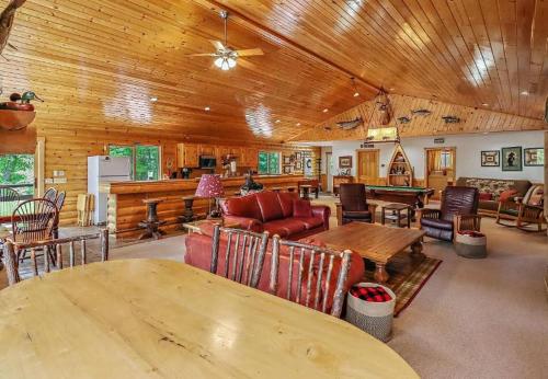 Posezení v ubytování Tall Pines Lodge in Eagle River WI