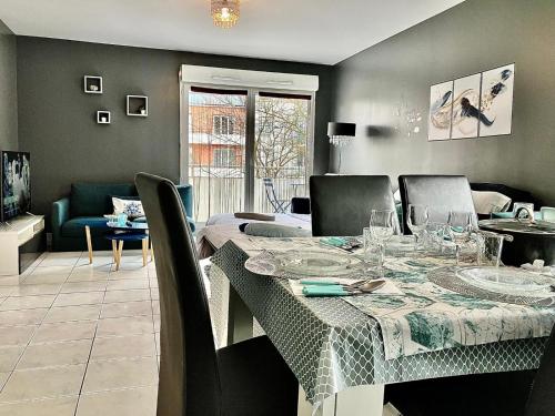 une salle à manger avec une table et un salon dans l'établissement Snowqueen Hotel Apartment Paris-Disney, à Chelles