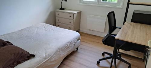 - une chambre avec un lit, un bureau et une chaise dans l'établissement 45Quiri, à Mont-de-Marsan