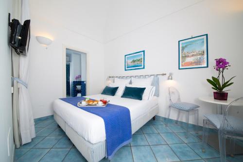 een slaapkamer met een bed met daarop een dienblad met fruit bij Residenza Pansa B&B in Amalfi