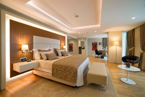 Letto o letti in una camera di Radisson Blu Hotel, Kayseri