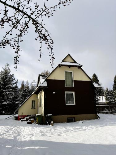 a black and white house in the snow at Samsolandia Willa Falsztyn in Falsztyn