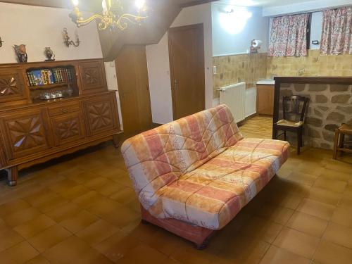 un salon avec un canapé et une cheminée dans l'établissement La marmottiere, à Lacapelle-Barrès