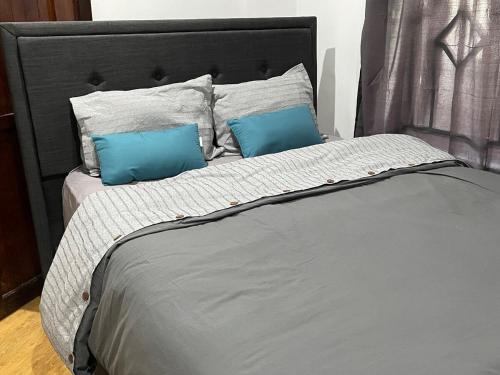 Ένα ή περισσότερα κρεβάτια σε δωμάτιο στο Masaki Comfort I Dar es Salaam, Tanzania