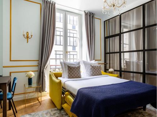 une chambre d'hôtel avec un lit et une fenêtre dans l'établissement Merveil - Luxury Suite - Louvre - Aboukir III, à Paris
